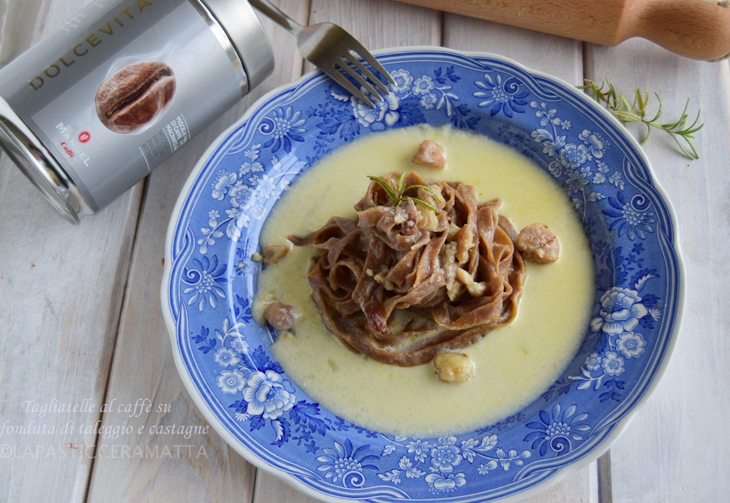 Fettuccine blu su crema di taleggio, una ricetta particolare!